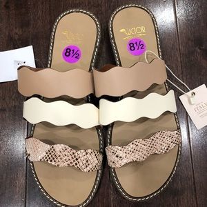 Flat sandals